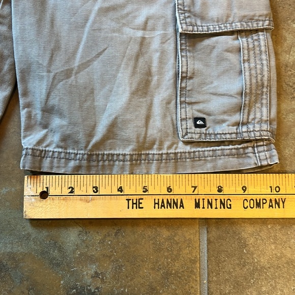 Y2K quicksilver baggy grey cargo shorts, men’s size 30 ten inch leg opening - Picture 6 of 8